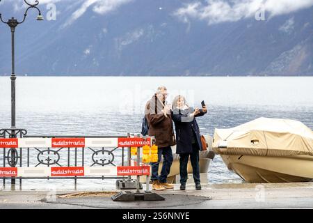 Lugano, Svizzera - 22 dicembre 2024: Coppia che scatta un selfie sulle rive del lago di Lugano Foto Stock