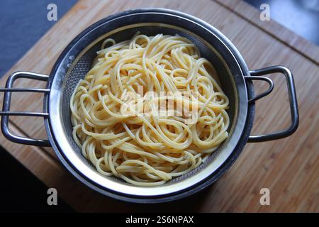 Spaghetti in un setaccio per pasta Foto Stock