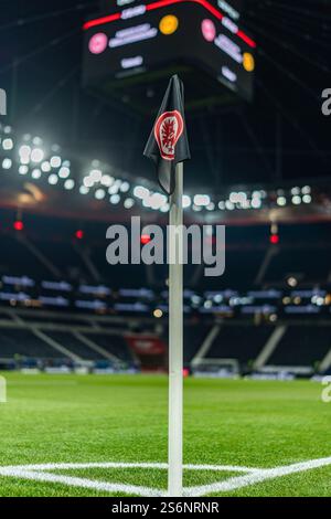 Francoforte, Germania. 17 gennaio 2025. 17.01.2025, Eintracht Frankfurt contro Borussia Dortmund, 1. Bundesliga, 18 anni. Spieltag Deutsche Bank Park vor Anpfiff des Spiels, Eckfahne, Logo Eintracht Frankfurt, Flagge, Emblem, Symbol Wichtiger Hinweis: Gemaess den Vorgaben der DFL Deutsche Fussball Liga bzw. Des DFB Deutscher Fussball-Bund ist es untersagt, in dem Stadion und/oder vom Spiel angefertigte Fotoaufnahmen in forma von Sequenzbildern und/oder videoaehnlichen Fotostrecken zu verwerten credito: dpa/Alamy Live News Foto Stock