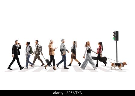 Strada affollata con pedoni, gente affollata che attraversa al semaforo verde isolata su sfondo bianco Foto Stock