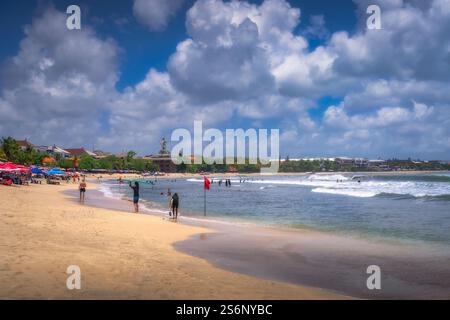 Bali, Indonesia, 29 settembre 2024 splendida spiaggia con sabbia dorata, onde oceaniche e un cielo vibrante, perfetta per avventure estive e relax Foto Stock