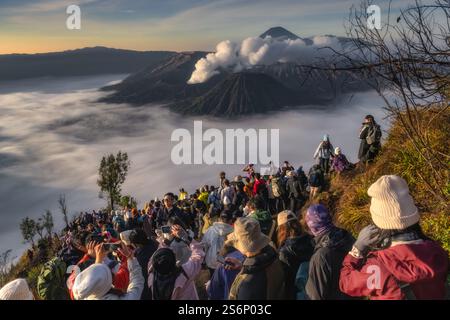 Giava, Indonesia, 2 ottobre 2024 osserva la splendida alba sul Monte Bromo, con nuvole che avvolgono il paesaggio, offrendo uno sfondo magico per i turisti Foto Stock