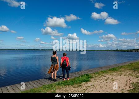 Passeggia lungo il lago Bederkesa Foto Stock