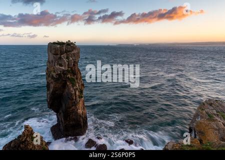 Formazioni rocciose di Ilhéu da Papôa vicino a Peniche in Portogallo Foto Stock