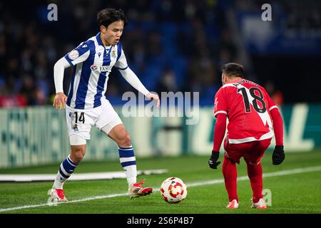 Takefusa Kubo della Real Sociedad duelli per il ballo con Alvaro Garcia di Rayo Vallecano durante la Copa del Rey Round of 16 match tra Real Sociedad Foto Stock