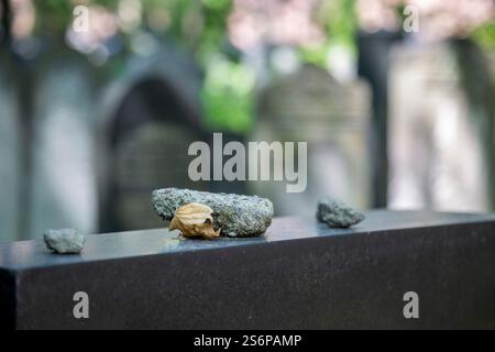Pietre su una lapide in un cimitero ebraico Foto Stock