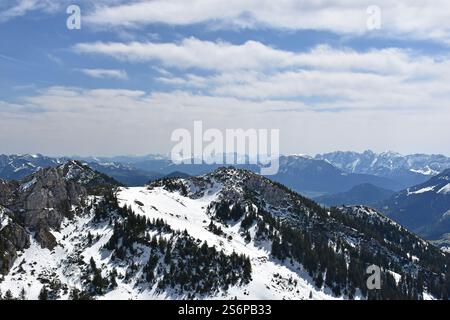 La vista dal Wendelstein sul panorama delle Alpi in primavera Foto Stock