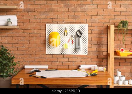 Pegboard con attrezzi da costruzione in officina Foto Stock