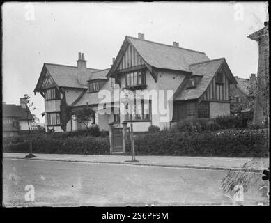 Luglio 1907 Fotografia di una delle Arti e Mestieri case inluenced costruito da George Cadbury nel suo nuovo villaggio modello di Bournville, nel sud-ovest di Birmingham. Il villaggio è stato costruito per la maggior parte alla fine del 19th ° secolo e l'inizio del 20th ° secolo con cottage e case progettate per 'alleviare i mali di condizioni di vita moderne e più angusti'. Copia di archivio digitalizzate di un vetro di un quarto originale negativo. Foto Stock