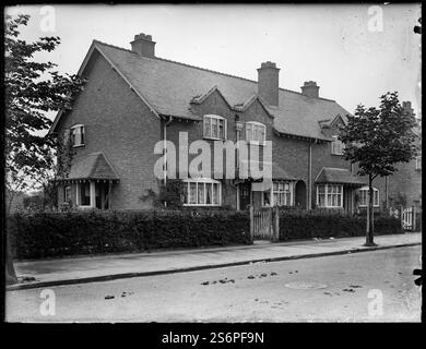 Luglio 1907 Fotografia di una delle Arti e Mestieri case inluenced costruito da George Cadbury nel suo nuovo villaggio modello di Bournville, nel sud-ovest di Birmingham. Il villaggio è stato costruito per la maggior parte alla fine del 19th ° secolo e l'inizio del 20th ° secolo con cottage e case progettate per 'alleviare i mali di condizioni di vita moderne e più angusti'. Copia di archivio digitalizzate di un vetro di un quarto originale negativo. Foto Stock