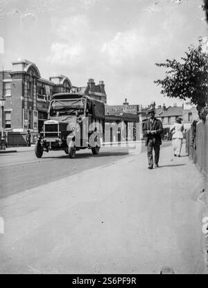 Fotografia d'archivio degli anni '1920 del camion dell'esercito in strada nel Regno Unito. Foto Stock