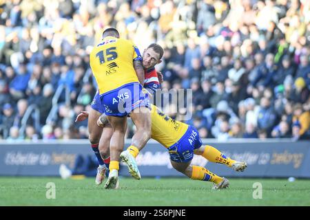 Leeds, Inghilterra - 26 dicembre 2024 - Sam Lisone (15) e Andy Ackers (9) dei Leeds Rhinos affrontano l'Issac Shaw di Wakefield Trinity durante la Rugby League Weatherby Whaler Challenge Leeds Rhinos vs Wakefield Trinity all'Headingley Stadium, Leeds, UK Dean Williams/Alamy Live News Foto Stock