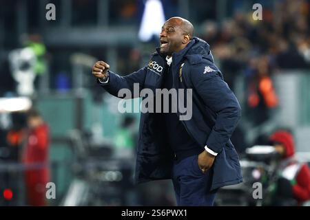 Roma, Italia. 17 gennaio 2025. Patrick Vieira allenatore del Genoa gesti durante la partita di serie A tra AS Roma e Genoa CFC il 17 gennaio 2025 allo Stadio Olimpico di Roma. Crediti: Federico Proietti / Alamy Live News Foto Stock