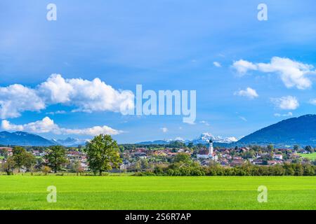 Germania, Baviera, Terra di Tölzer, Königsdorf, Vista del villaggio verso le colline pedemontane delle Alpi e Vorkarwendel con Juifen, vista nei pressi di Wiesen Foto Stock