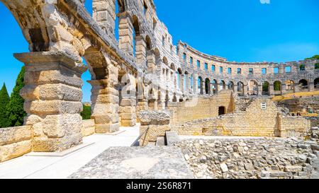 Esplorando le rovine dell'anfiteatro romano di Pola, potrai ammirare la sua impressionante architettura e il suo significato storico, ambientato su un cielo limpido e blu nella penisola istriana della Croazia. Foto Stock