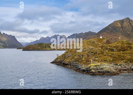 Naviga lungo la costa della Norvegia, l'arcipelago delle Lofoten, ingresso a Raftsundet, isola con torre di segnalazione Foto Stock