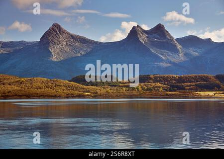 Crociera sulla costa della Norvegia, catena montuosa delle sette Sorelle, vista dettagliata delle cime delle montagne Foto Stock