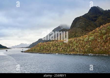 Naviga lungo la costa della Norvegia, l'arcipelago delle Lofoten, il paesaggio di Raftsundet, le vette delle nuvole Foto Stock