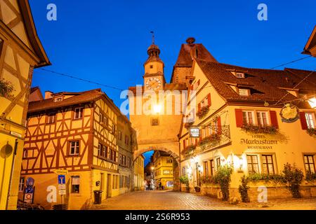 Il Markusturm a Rothenburg ob der Tauber al crepuscolo, Baviera, Germania Foto Stock