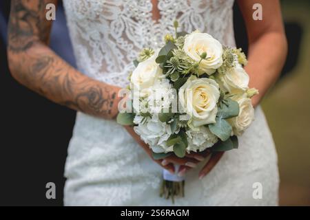 Bouquet nuziale di rose bianche e garofani Foto Stock