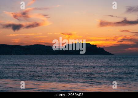 Il centro storico di Calvi sull'isola francese della Corsica al tramonto. Il sole tramonta dietro la cittadella. Foto Stock