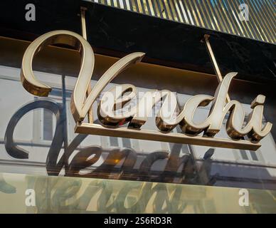 01 17 2025 - Firenze, Italia. Insegna con il logo Venchi. Cioccolateria Venchi e gelateria. In tutto il mondo conosce la gelateria in Italia Foto Stock