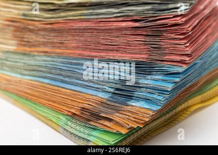 Pile di banconote in euro, 5 euro, 10 euro, 20 euro, 50 euro, 100 euro, 200 euro, totale 5000 euro, dettaglio, Foto Stock