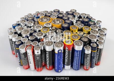 Batterie usate, configurazione, terminali positivi, batterie usate, varie dimensioni e marche, sfondo bianco, Foto Stock
