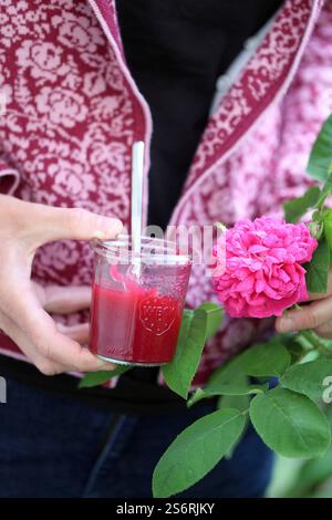 Donna con marmellata di rose fatta con i petali della Rose de Resht Foto Stock