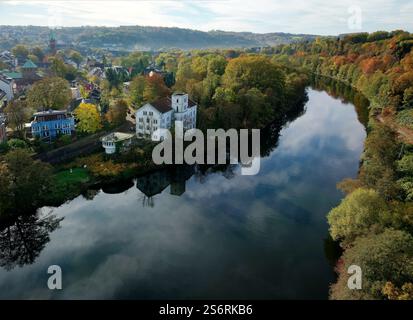 Vista sulla Ruhr e Essen- Werden in autunno, Werden, distretto di Essen (Ruhr), regione della Ruhr, Ruhr, valle della Ruhr, Renania settentrionale-Vestfalia, Germania Foto Stock