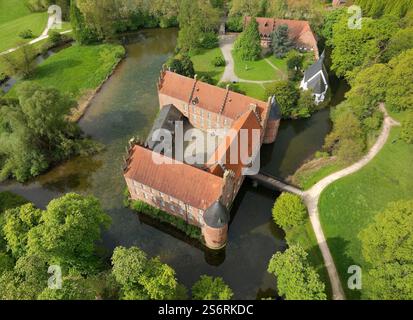 Castello di Herten in primavera, Herten, regione della Ruhr, Renania settentrionale-Vestfalia, Germania Foto Stock