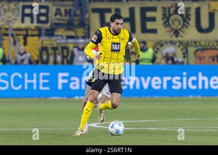 Francoforte, Germania. 17 gennaio 2025. Francoforte, Germania, 17 gennaio 2025: Emre CAN (23 Dortmund) durante la partita di calcio 1.Bundesliga tra Eintracht Francoforte e Borussia Dortmund al Deutsche Bank Park di Francoforte, Germania Philipp Kresnik (Philipp Kresnik/SPP) credito: SPP Sport Press Photo. /Alamy Live News Foto Stock