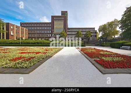 Aiuole nel Grillopark con municipio di Oberhausen, Germania, Renania settentrionale-Vestfalia, area della Ruhr, Oberhausen Foto Stock