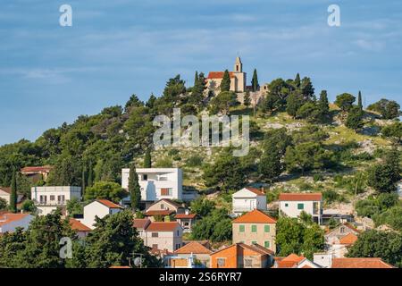 La chiesa di San Nicola e la città vecchia di Tribunj, nella regione croata della Dalmazia Foto Stock