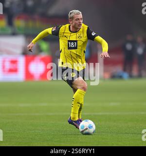 Francoforte sul meno, Germania. 17 gennaio 2025. 17.01.2025, Fussball Bundesliga, Eintracht Frankfurt - Borussia Dortmund, v.l., Julian Ryerson (Borussia Dortmund) LE NORMATIVE DFL/DFB VIETANO QUALSIASI USO DI FOTOGRAFIE COME SEQUENZE DI IMMAGINI E/O QUASI-VIDEO. Credito Xdcx: dpa/Alamy Live News Foto Stock