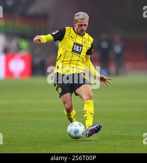 Francoforte sul meno, Germania. 17 gennaio 2025. 17.01.2025, Fussball Bundesliga, Eintracht Frankfurt - Borussia Dortmund, v.l., Julian Ryerson (Borussia Dortmund) LE NORMATIVE DFL/DFB VIETANO QUALSIASI USO DI FOTOGRAFIE COME SEQUENZE DI IMMAGINI E/O QUASI-VIDEO. Credito Xdcx: dpa/Alamy Live News Foto Stock