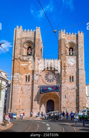 La facciata della cattedrale metropolitana patriarcale di Santa Maria maggiore (detta anche cattedrale di Lisbona) a Lisbona, Portogallo. Foto Stock