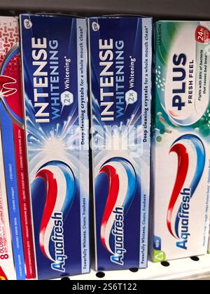 Bobruisk, Bielorussia - 9 gennaio 2025: Due scatole di cristalli sbiancanti sono collocate sullo scaffale di un negozio, con una confezione vivace che incoraggia gli acquirenti ad elev Foto Stock