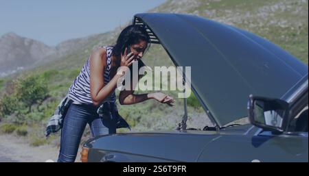 Controllo motore auto, donna circondata da dati ambientali e immagine di codifica Foto Stock