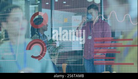 Codice binario e immagine dei dati finanziari su diversi dipendenti aziendali in ufficio Foto Stock