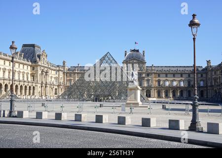 Francia, Parigi (1° arr.) 03/25/20. Il Louvre, Place du Carrousel completamente vuoto dopo il confinamento della popolazione per combattere contro il CO Foto Stock