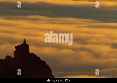 Portogallo, isola di Madeira. Pico do Arieiro. Alba. Il turista osserva il mare delle nuvole Foto Stock