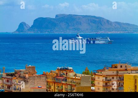 Italia, Sicilia, Palermo. Arenella, nave l'eccellente della compagnia di navigazione grandi navi veloci . GNV. Arriva a Palermo Foto Stock