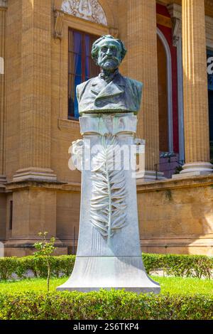 Italia, Sicilia, Palermo. Grand Theâtre Victor-Emmanuel. Teatro massimo Vittorio Emanuele. Statua di Giuseppe Verdi Foto Stock