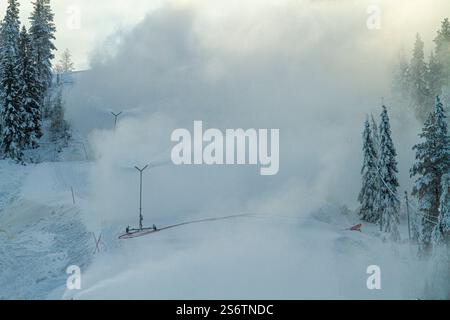 Scandinavia, Lapponia, Finlandia. Rovaniemi. Cannoni da neve in funzione nella zona sciistica di Ounasvaara Ski Oy Foto Stock