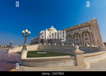 Medio Oriente, Emirati Arabi Uniti, Emirato di Sharjah. Piazza culturale. Palazzo culturale. Foto Stock