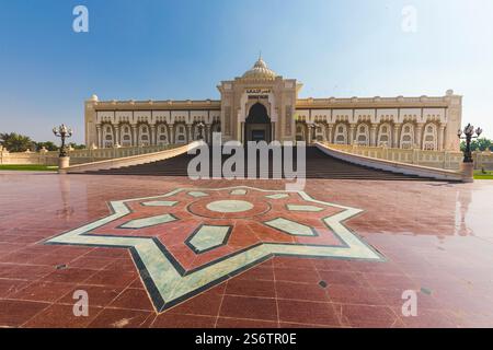 Medio Oriente, Emirati Arabi Uniti, Emirato di Sharjah. Piazza culturale. Palazzo culturale. Foto Stock