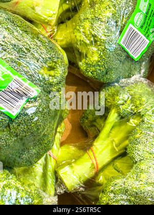 Broccoli in imballaggi di plastica Foto Stock