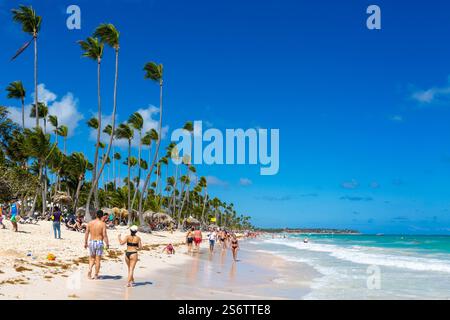 Repubblica Dominicana, Punta Cana, molti turisti che camminano sulla spiaggia Foto Stock