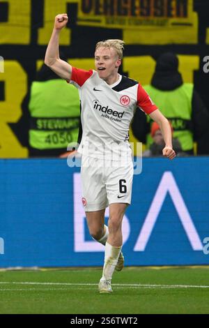 Francoforte, Germania. 17 gennaio 2025. Oscar Hoejlund dell'Eintracht Frankfurt celebra la partita di prima divisione della Bundesliga tra l'Eintracht Frankfurt e il Borussia Dortmund a Francoforte, Germania, 17 gennaio 2025. Crediti: Ulrich Hufnagel/Xinhua/Alamy Live News Foto Stock